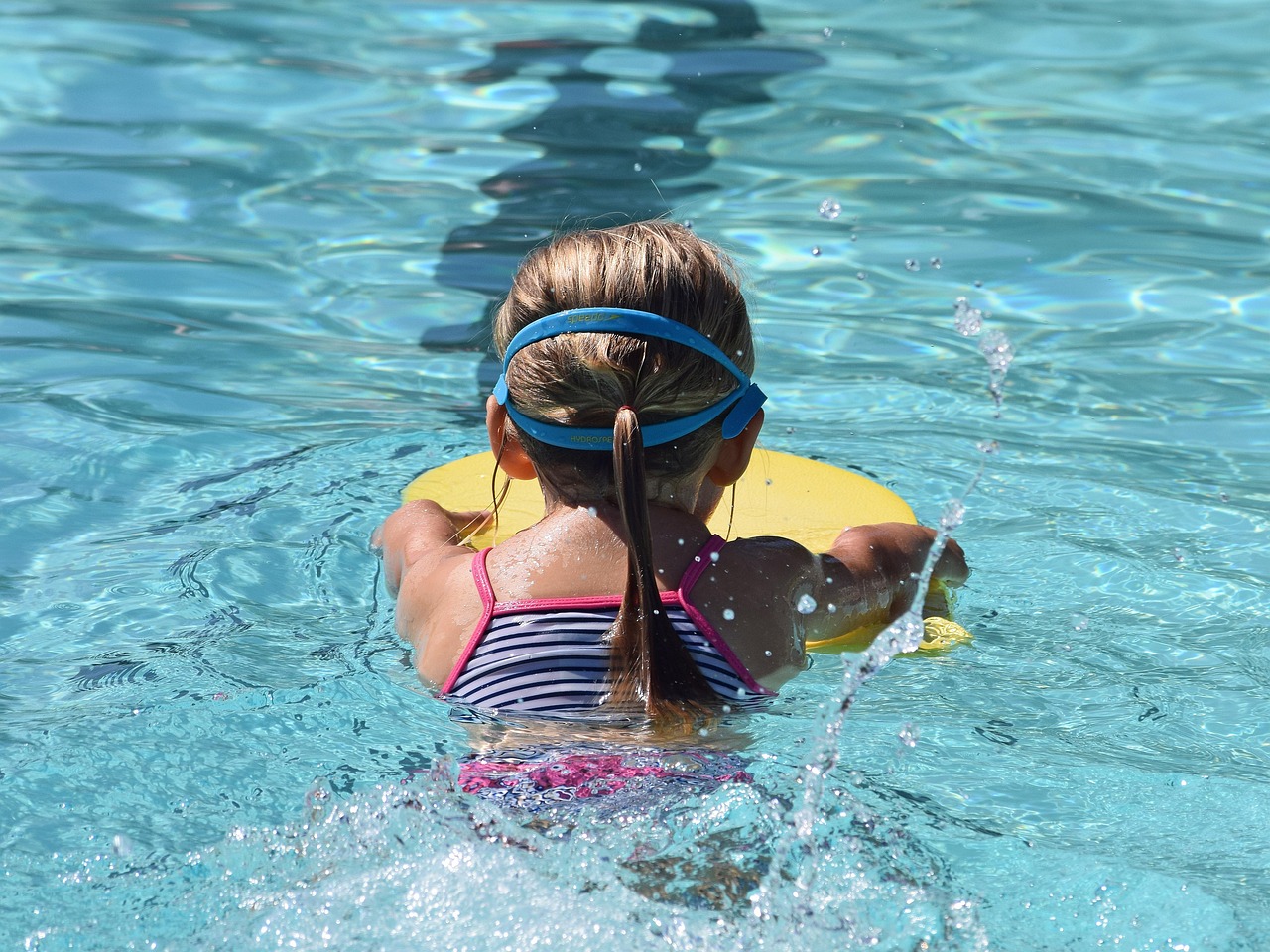 young-swimmer-2494904_1280 Cours de Natation Menton, été 2024